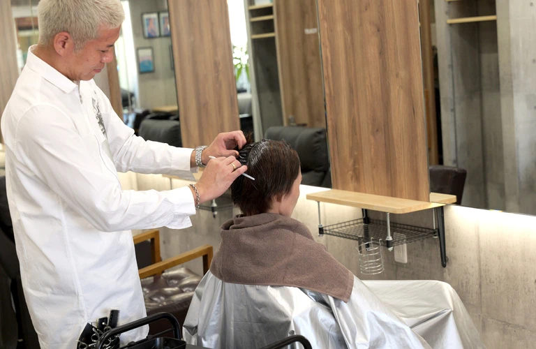 髪質に合わせた個別対応のカラーサービス/奈良県大和郡山市の美容室ならhair salon memento（メメント）